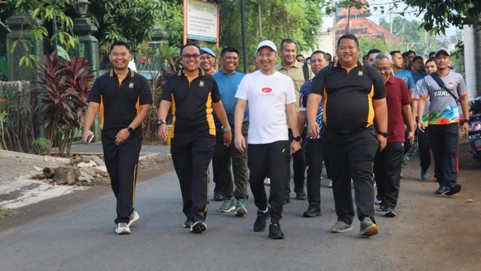 Polres Pasuruan bersama Forkopimda melakukan olahraga bersama untuk memperkuat sinergi.