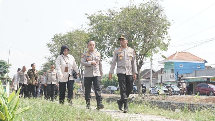 Kapolresta Sidoarjo Kombes Christian Tobing mendampingi tim verifikasi mabes Polri di lahan jagung di Desa Bulang, Kecamatan Prambon