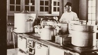 Begini potret dapur di sekolah Petani di Brastagi, Karo, Sumatera utara. memperlihatkan dapur yang agak modern dengan berbagai jenis panci di atas meja. Foto: Instagram @perfectlifeid / Leiden University