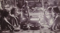 Ini adalah potret dapur di sebuah rumah di daerah Melawi, Kalimantan Barat. Dapurnya berada di sebuah gubuk dan nampak menumbuk biji kopi yang baru disangrai. Foto: Instagram @perfectlifeid / Leiden University