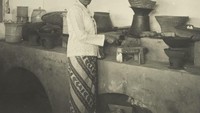 Seorang wanita nampak berada di dapur sebuah rumah di daerah Semarang, Jawa Tengah. Terlihat berbagai peralatan dapur, seperti tungku, wajan, dandang, hingga nampah berbahan bambu. Foto: Instagram @perfectlifeid / Leiden University