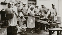 Ini merupakan potret dapur di Sekolah Hortikultura di Ambarawa. Terlihat para perempuan bahu membahu mengerjakan pekerjaan dapur. Ada yang menggoreng hingga menyiapkan makanan. Foto: Instagram @perfectlifeid / Leiden University