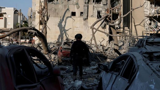 Serangan rudal Iran menghantam kawasan permukiman Be'er Sheva, Israel. Konflik Israel–Iran terus memanas dan menimbulkan korban sipil.