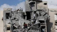 Beberapa rumah di Beer Sheva dilaporkan rusak parah, meski pihak berwenang belum merilis jumlah pasti korban luka atau jiwa. REUTERS/Amir Cohen
