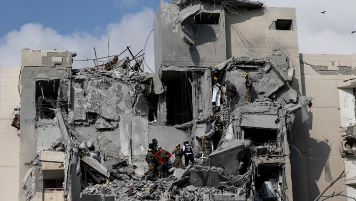 Serangan rudal Iran menghantam kawasan permukiman Beer Sheva, Israel. Konflik Israel–Iran terus memanas dan menimbulkan korban sipil.