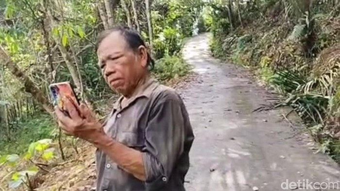 Potret Oman saat mencari sinyal di Tasikmalaya
