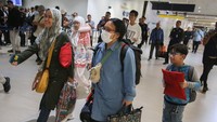 Sejumlah Warga Negara Indonesia (WNI) berjalan keluar terminal setibanya dari Iran di Terminal 3 Bandara Soekarno Hatta, Selasa (24/6/2025). Foto: ANTARA FOTO/Muhammad Iqbal