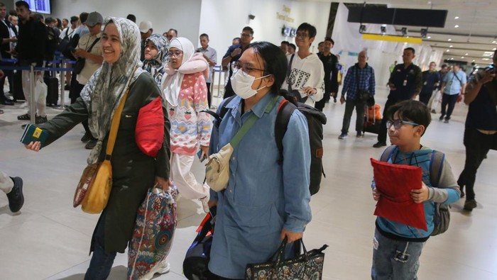 Sejumlah Warga Negara Indonesia (WNI) berjalan keluar terminal setibanya dari Iran di Terminal 3 Bandara Soekarno Hatta, Selasa (24/6/2025). Pemerintah Indonesia lewat Kementerian Luar Negeri pada gelombang pertama berhasil memulangkan 11 orang WNI dari wilayah konflik di Iran. ANTARA FOTO/Muhammad Iqbal/bar