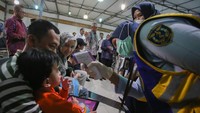 Petugas kesehatan dari Karantina Kesehatan Bandara memeriksa suhu badan sejumlah Warga Negara Indonesia (WNI) setibanya dari Iran. Pemerintah Indonesia lewat Kementerian Luar Negeri pada gelombang pertama berhasil memulangkan 11 orang WNI dari wilayah konflik di Iran. Foto: ANTARA FOTO/Muhammad Iqbal