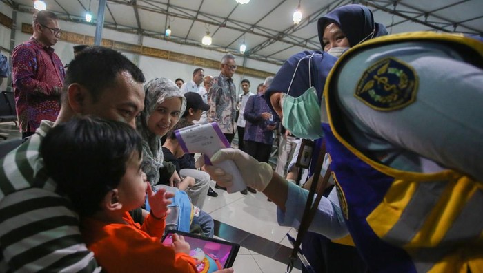 Sejumlah Warga Negara Indonesia (WNI) berjalan keluar terminal setibanya dari Iran di Terminal 3 Bandara Soekarno Hatta, Selasa (24/6/2025). Pemerintah Indonesia lewat Kementerian Luar Negeri pada gelombang pertama berhasil memulangkan 11 orang WNI dari wilayah konflik di Iran. ANTARA FOTO/Muhammad Iqbal/bar