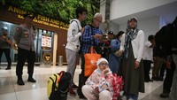 Sejumlah Warga Negara Indonesia (WNI) menunggu barang bawaannya setibanya dari Iran. Konflik Iran dan Israel semakin memanas setelah keduanya saling meningkatkan serangan. Foto: ANTARA FOTO/Muhammad Iqbal