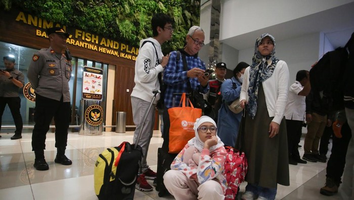 Potret WNI Tiba di Tanah Air Usai Dievakuasi dari Konflik Iran Sejumlah Warga Negara Indonesia (WNI) berjalan keluar terminal setibanya dari Iran di Terminal 3 Bandara Soekarno Hatta, Selasa (24/6/2025). Pemerintah Indonesia lewat Kementerian Luar Negeri pada gelombang pertama berhasil memulangkan 11 orang WNI dari wilayah konflik di Iran. ANTARA FOTO/Muhammad Iqbal/bar