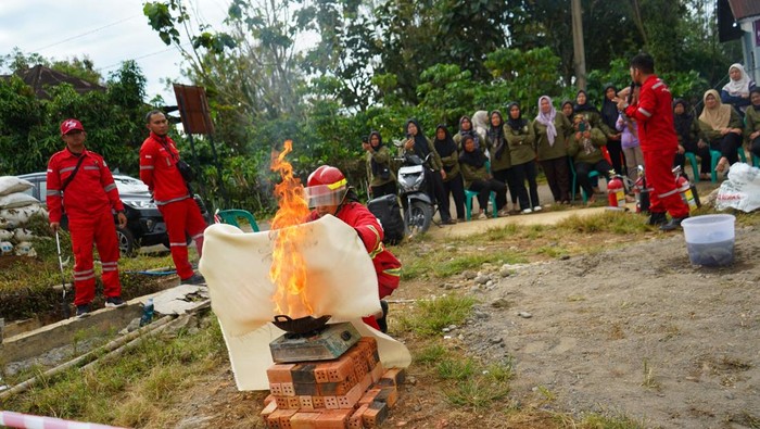 Pusri Palemabng menggelar kegiatan pelatihan penanggulangan kebakaran di Pagar Alam.