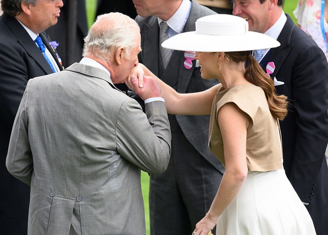 Dalam momen tersebut, Putri Eugenie terlihat menyapa banyak tamu, termasuk momen akrab bersama Raja Charles.  Foto: Getty Images/Max Mumby/Indigo