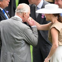 Dalam momen tersebut, Putri Eugenie terlihat menyapa banyak tamu, termasuk momen akrab bersama Raja Charles.  Foto: Getty Images/Max Mumby/Indigo