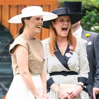 Meski mengenakan crop top, yang biasanya memperlihatkan bagian perut, tampilan Eugenie tetap sopan karena potongan rok yang tinggi menutupi bagian tengah tubuhnya.  Sehingga tak ada bagian kulit yang terekspos. Foto: Getty Images/Max Mumby/Indigo