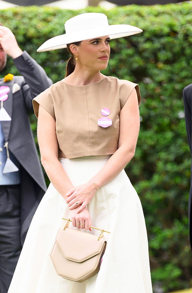 Putri Eugenie dianggap melanggar aturan berbusana di Royal Ascot 2025. Keponakan Raja Charles itu rok putih berpotongan tinggi yang dipadukan dengan crop top berwarna coklat muda. Atasan crop top yang dikenakannya dianggap tidak sesuai dengan dress code Royal Ascot.  Foto: Getty Images/Max Mumby/Indigo
