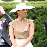 Putri Eugenie dianggap melanggar aturan berbusana di Royal Ascot 2025. Keponakan Raja Charles itu rok putih berpotongan tinggi yang dipadukan dengan crop top berwarna coklat muda. Atasan crop top yang dikenakannya dianggap tidak sesuai dengan dress code Royal Ascot.  Foto: Getty Images/Max Mumby/Indigo
