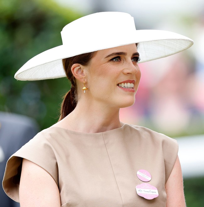 Gaya ini dianggap sejumlah pengamat fashion sebagai bentuk penyegaran dari gaya formal yang biasa terlihat di Royal Ascot. Namun tetap saja, menurut sebagian kalangan, busana crop top masih tergolong tidak sesuai dengan panduan resmi yang ditetapkan pihak penyelenggara, khususnya di Royal Enclosure yang terkenal sangat ketat. Foto: Getty Images/Max Mumby/Indigo
