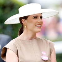 Gaya ini dianggap sejumlah pengamat fashion sebagai bentuk penyegaran dari gaya formal yang biasa terlihat di Royal Ascot. Namun tetap saja, menurut sebagian kalangan, busana crop top masih tergolong tidak sesuai dengan panduan resmi yang ditetapkan pihak penyelenggara, khususnya di Royal Enclosure yang terkenal sangat ketat. Foto: Getty Images/Max Mumby/Indigo