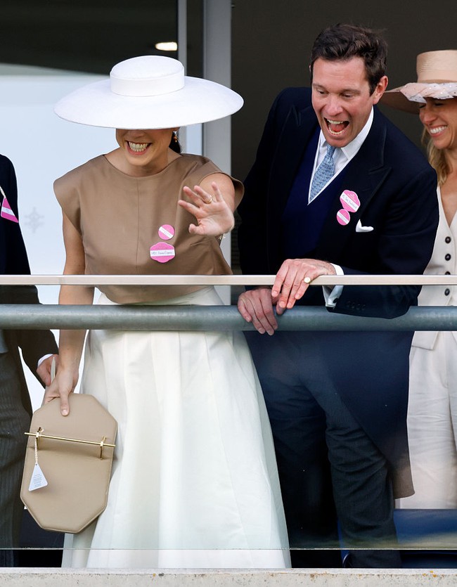 Tampak pula Eugenie hadir bersama suaminya, Jack Brooksbank. Pasangan yang menikah pada 2018 itu kini telah dikaruniai dua orang anak.  Foto: Getty Images/Max Mumby/Indigo