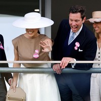 Tampak pula Eugenie hadir bersama suaminya, Jack Brooksbank. Pasangan yang menikah pada 2018 itu kini telah dikaruniai dua orang anak.  Foto: Getty Images/Max Mumby/Indigo