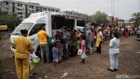 Sejumlah warga mengantre makanan gratis di kawasan Muara Baru, Jakarta, Selasa (24/6/2025).