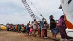 Ratusan Warga Muara Baru Rela Antre Demi Makanan Gratis