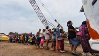 Mereka datang bukan untuk menerima bantuan sembako atau uang tunai, tetapi untuk satu hal yang sangat mendasar: makanan siap santap.