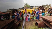 Dari pantauan di lokasi, sebagian besar penerima bantuan adalah anak-anak, ibu rumah tangga, dan lansia.   
