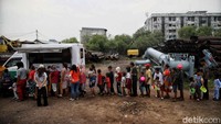 Muara Baru adalah salah satu wilayah dengan kepadatan penduduk dan tingkat kemiskinan tertinggi di pesisir utara Jakarta.
