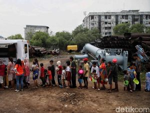 Ratusan Warga Muara Baru Rela Antre Demi Makanan Gratis