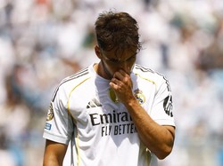 Gol pertama PSG adalah hasil blunder Raul Asencio di menit keenam. Bisa menahan umpan tarik di depan gawang, Asencio kelamaan menguasai bola, direbut Dembele, dipatahkan Courtois tapi si kluit bundar diamankan Fabian Ruiz untuk jadi gol (REUTERS/Susana Vera)