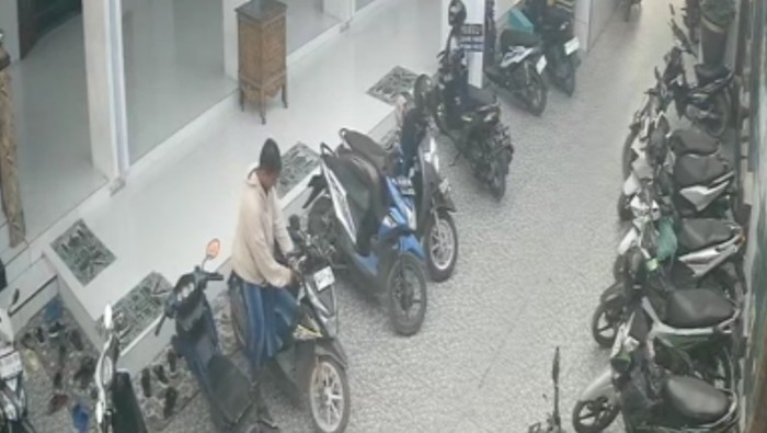 Rekaman CCTV aksi curanmor di Masjid Akbar Sampang