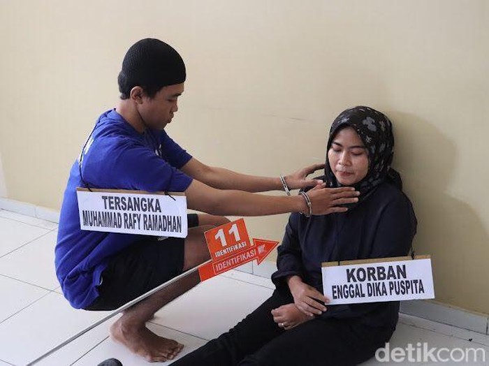 Rekonstruksi kasus pria bunuh pacar lalu simpan mayatnya hingga tinggal kerangka di Mapolres Bantul, Selasa (24/6/2025).