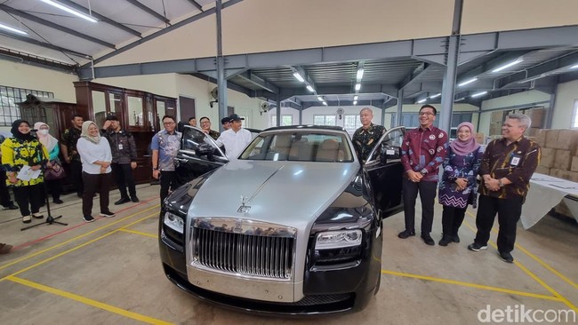 Kabar Gembira Rolls-Royce Kemensos Itu Akhirnya Laku Rp 2,5 Miliar