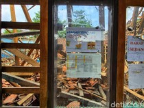 Penampakan Ruang Kelas Ambruk di Sukabumi: Atap Runtuh-Meja Tertimbun