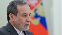 Araqchi membawa pesan dari Pemimpin Tertinggi Iran Ayatollah Khamenei yang meminta Rusia bersikap lebih tegas terhadap AS. Ia juga menegaskan bahwa serangan balasan Iran adalah bentuk pembelaan diri. (REUTERS/Sergei Karpukhin)