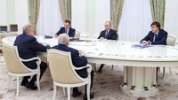 Presiden Rusia Vladimir Putin bertemu Menteri Luar Negeri Iran Abbas Araqchi di Kremlin, Moskow, Senin (23/6/2025), menyusul serangan udara AS ke situs nuklir Iran. Dalam pertemuan itu, Putin menyebut serangan AS sebagai agresi yang tidak beralasan. (REUTERS/Mikhail Metzel)