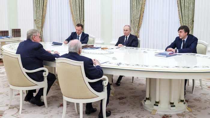 Russian President Vladimir Putin attends a meeting with editors of the federal lineup of history textbooks for grades 5 to 11 of secondary school as well as vocational schools, at the Kremlin in Moscow, Russia June 22, 2025. Sputnik/Mikhail Metzel/Pool via REUTERS ATTENTION EDITORS - THIS IMAGE WAS PROVIDED BY A THIRD PARTY.
