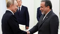 Pertemuan ini menunjukkan solidaritas politik Rusia terhadap Iran, namun Moskow masih memilih posisi netral secara militer di tengah meningkatnya ketegangan kawasan. (REUTERS/Alexander Kazakov)