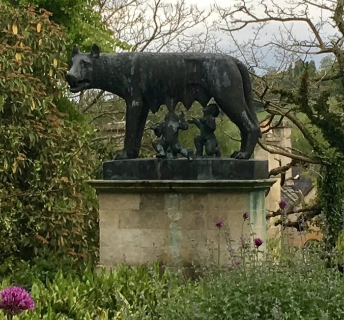 Salah satu patung yang dicuri dari Taman Iford Manor, Inggris