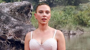 Scarlett Johansson saat tampil buat promo film Jurassic World Rebirth. Dia ngaku menyaksikan film dinosaurus di bioskop kala berusia kanak-kanak, meninggalkan kenangan tersendiri baginya seperti halnya para penonton lainnya. Foto: FilmMagic/Taylor Hill