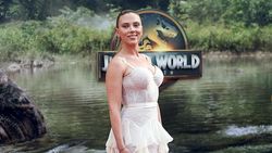 Scarlett Johansson Gapai Mimpi Main Bareng Dinosaurus
