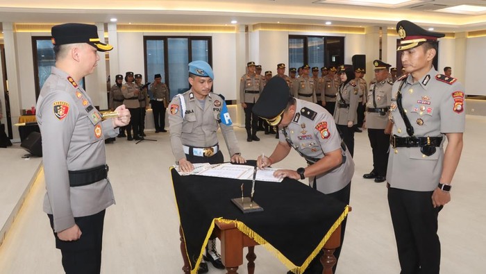 Sejumlah pejabat di lingkungan Polres Tangerang Selatan (Tangsel) dirotasi. Jabatan Wakapolres hingga Kapolsek Pondok Aren kini diganti. (dok Istimewa)