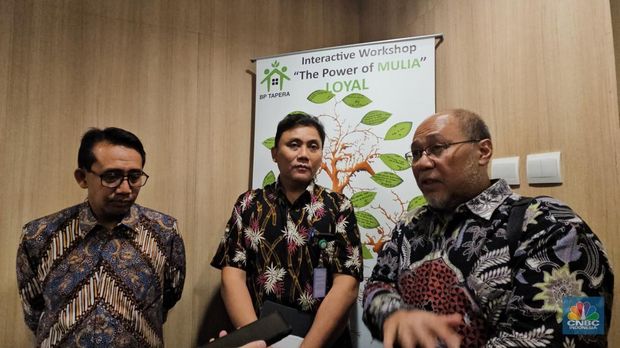Sekjen Kementerian PKP (kiri) Didyk Choiroel dan Komisioner BP Tapera, Heru Pudyo Nugroho (tengah) dalam diskusi Usulan Kredit Usaha Rakyat (KUR) di sektor perumahan di Kantor BP Tapera, Jakarta, Selasa (24/6/2025). (CNBC Indonesia/Ferry Sandi)