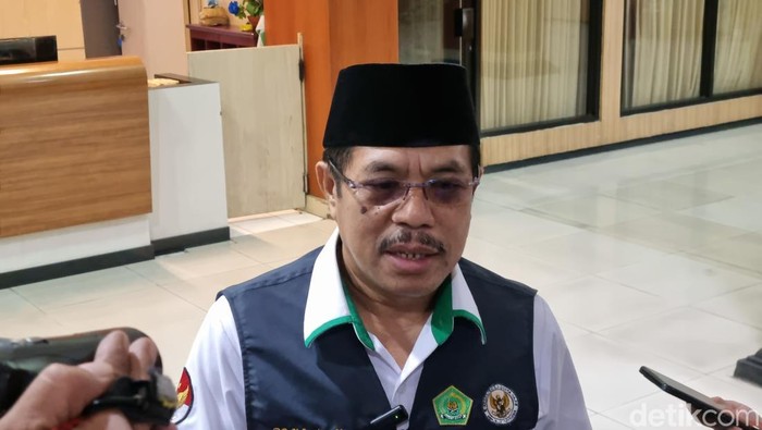 Sekretaris PPIH Debarkasi Surabaya Sugiyo saat menjelaskan soal penundaan kepulangan jemaah haji kloter 43 dan 44.