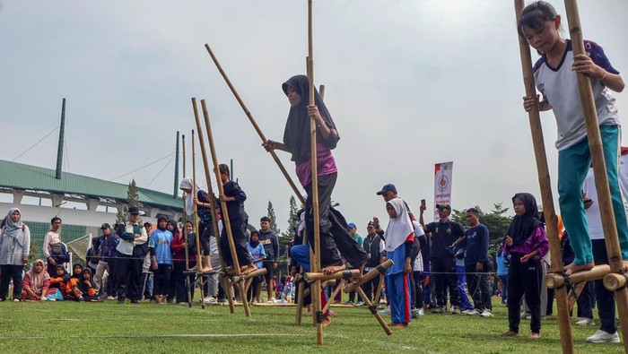 Sejumlah siswa Sekolah Dasar (SD) mengikuti lomba olahraga tradisional di Lapangan  Panahan, Stadion Pakansari, Kabupaten Bogor, Jawa Barat, Selasa (24/6/2025). Kegiatan yang diselenggarakan oleh Dinas Pemuda dan Olahraga Kabupaten Bogor tersebut bertujuan untuk memperkenalkan dan melestarikan  kembali olahraga tradisional khususnya kepada generasi muda agar tidak punah. ANTARA FOTO/Yulius Satria Wijaya/nym.