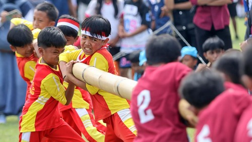 Sejumlah siswa Sekolah Dasar (SD) mengikuti lomba olahraga tradisional di Lapangan  Panahan, Stadion Pakansari, Kabupaten Bogor, Jawa Barat, Selasa (24/6/2025). Kegiatan yang diselenggarakan oleh Dinas Pemuda dan Olahraga Kabupaten Bogor tersebut bertujuan untuk memperkenalkan dan melestarikan  kembali olahraga tradisional khususnya kepada generasi muda agar tidak punah. ANTARA FOTO/Yulius Satria Wijaya/nym.