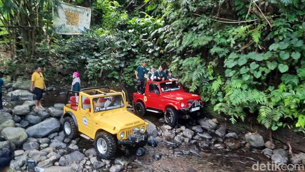 Serunya wisata jelajah Pegunungan Muria dengan naik jeep dari wisata Pijar Park Kudus, Selasa (24/6/2025).